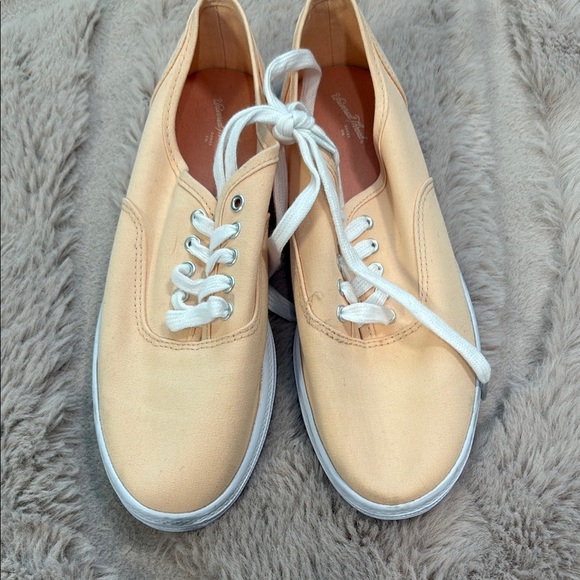 Universal Thread Shoes - NWOT Peach and White Lace-Up Sneakers with Classic Silhouette